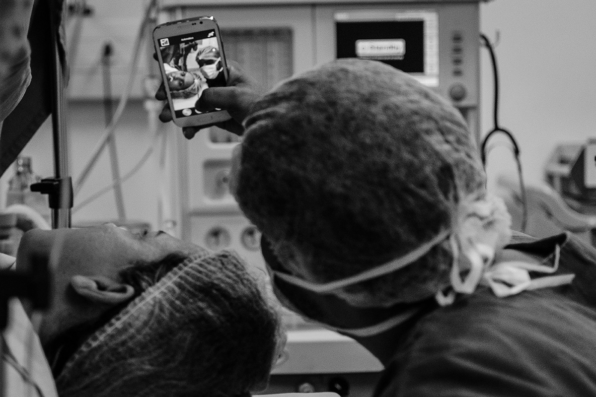 pai mãe selfie antes parto