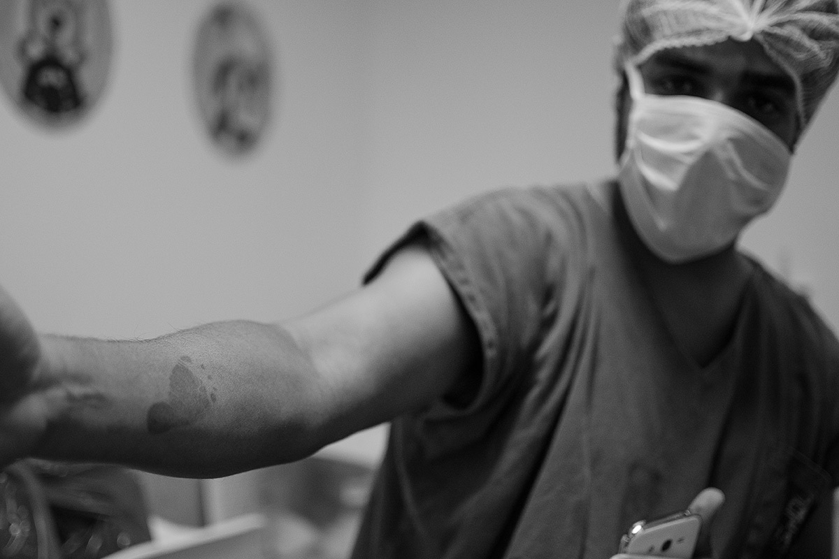 marca do pé do filho no braço do pai