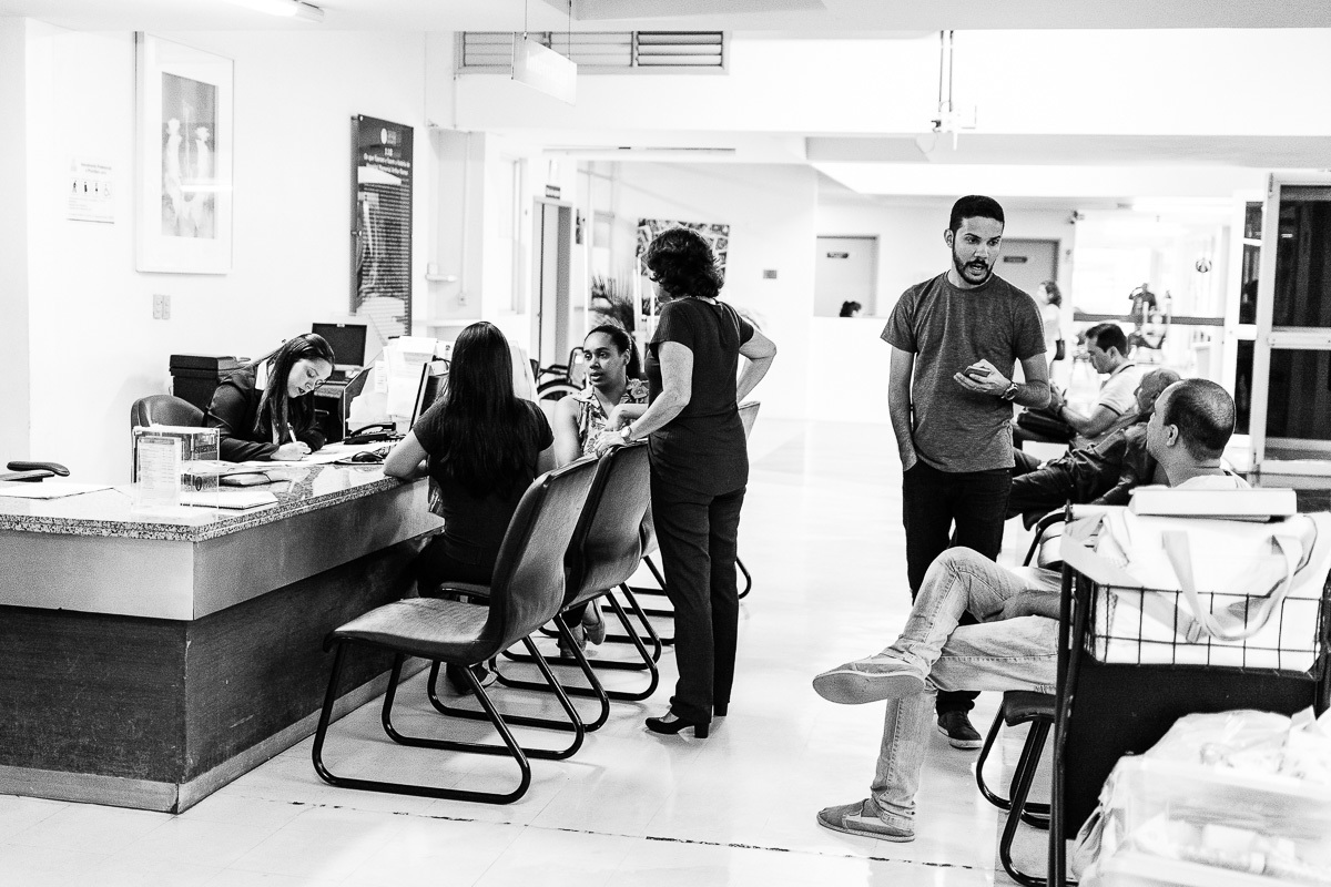 pessoas esperando recepção maternidade