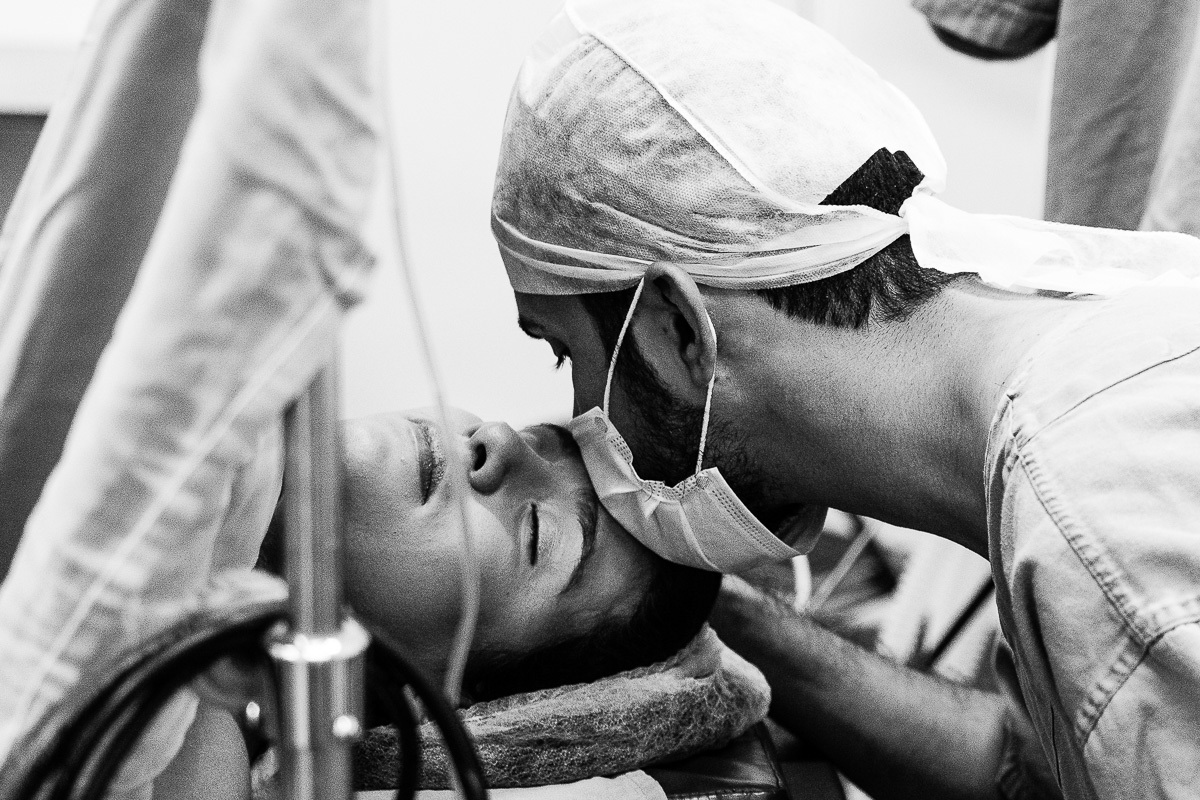 marido beija a mulher durante parto