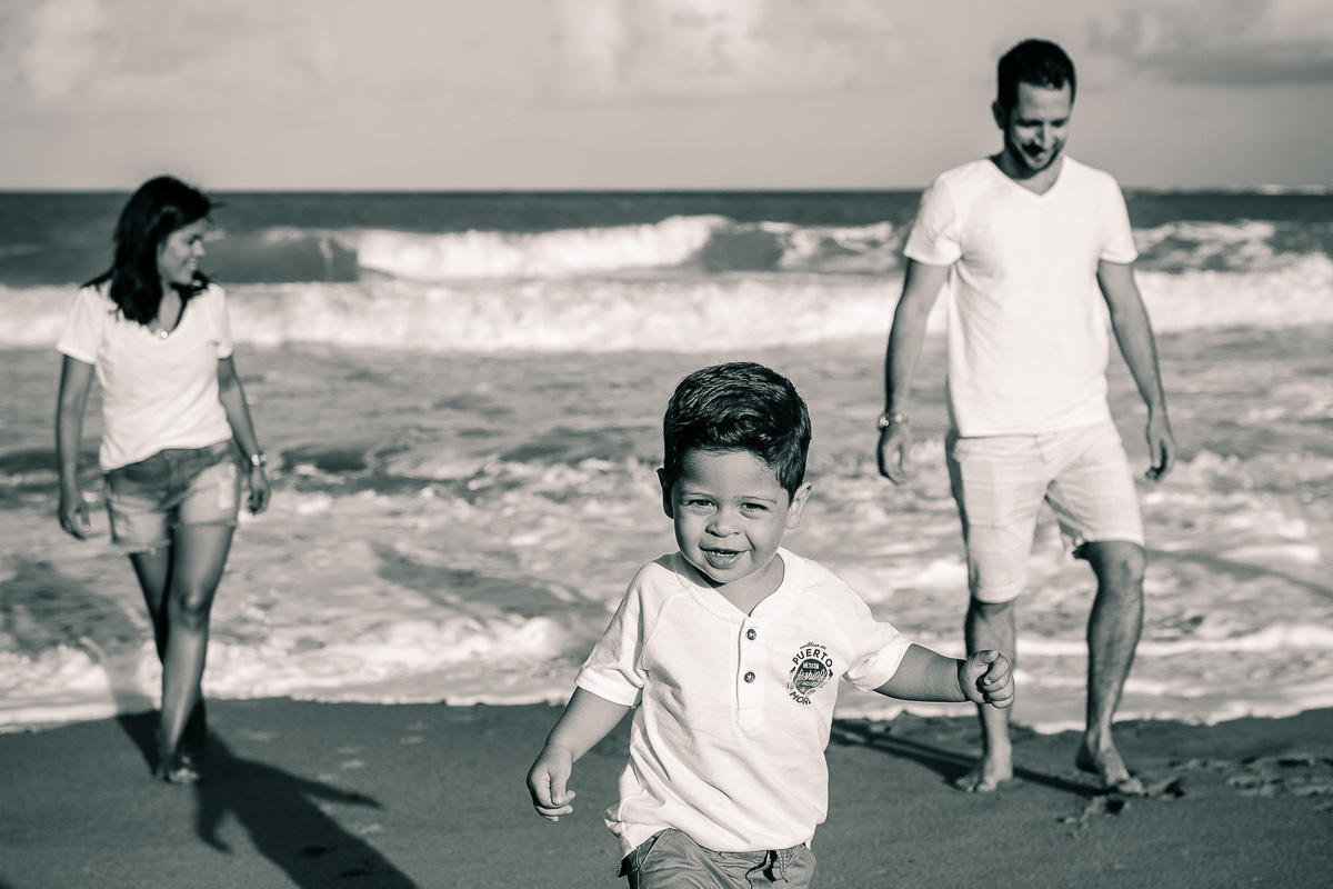 criança correndo praia