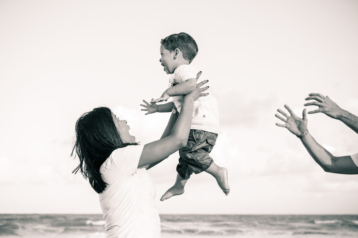 mãe brincando de jogar filho pro alto
