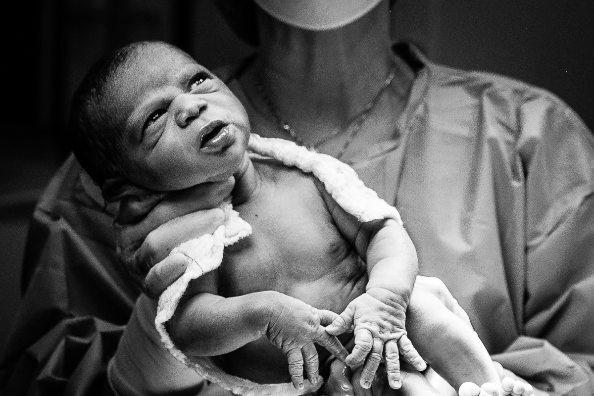 bebê de olhos abertos ao nascer