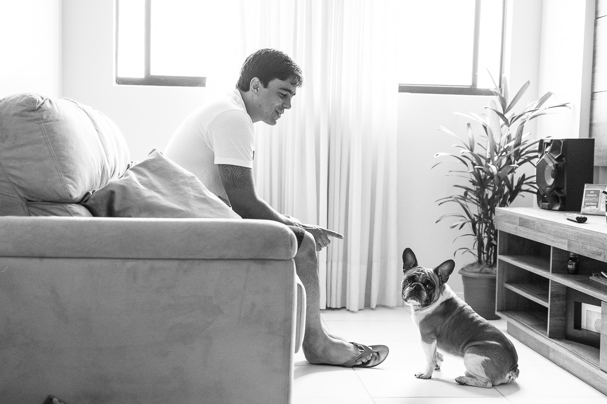 dono e cachorro em casa