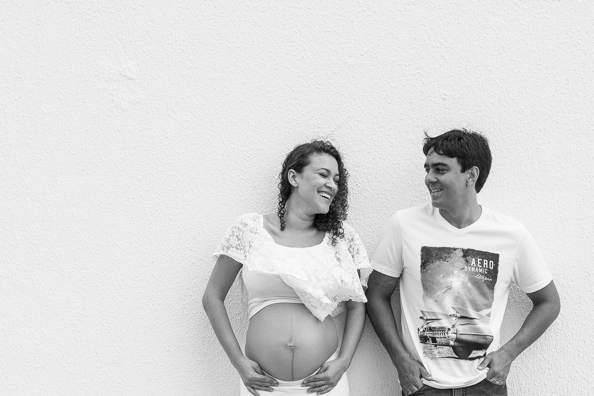 foto gravida rindo casal parede