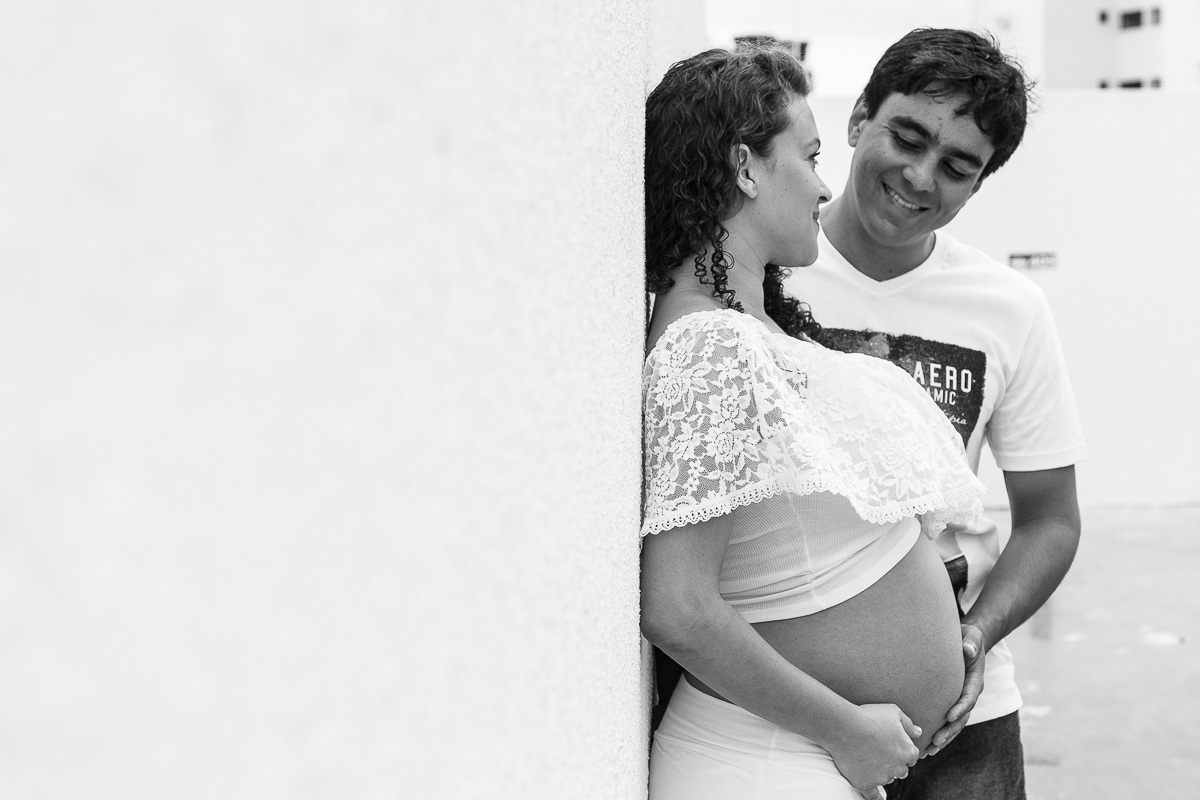 foto casal rindo encostado parede