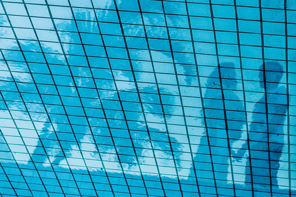 foto reflexo casal fundo piscina