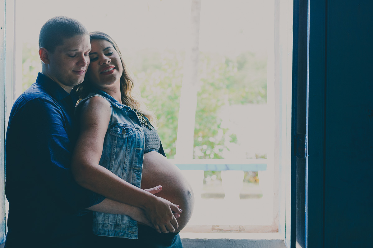 casal na janela contraluz