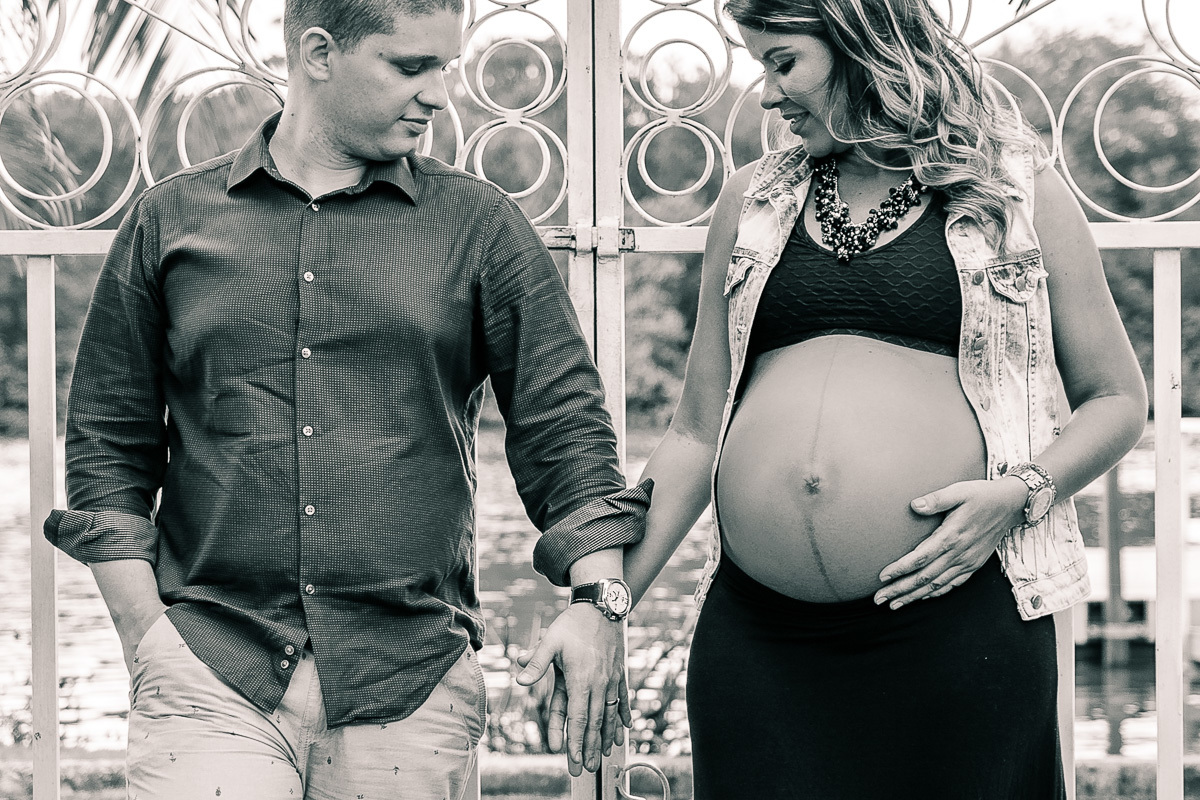 casal dando as mãos