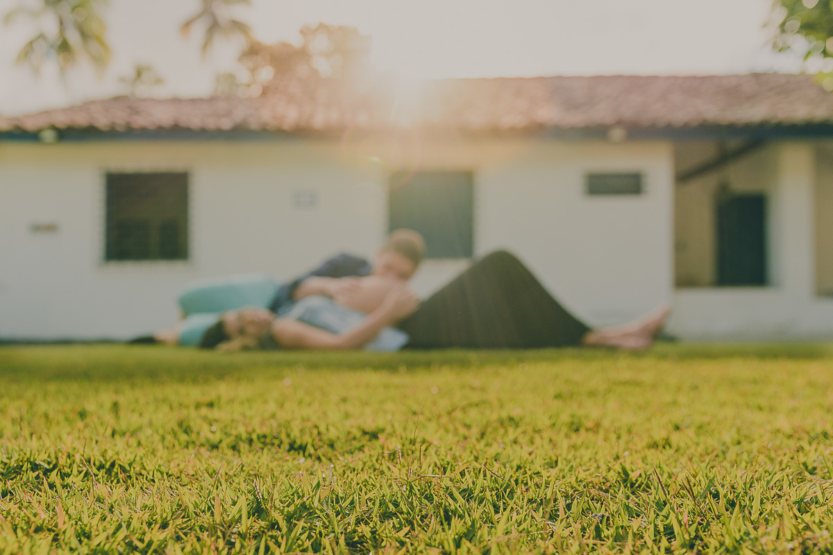 beijo na barriga com raios de sol