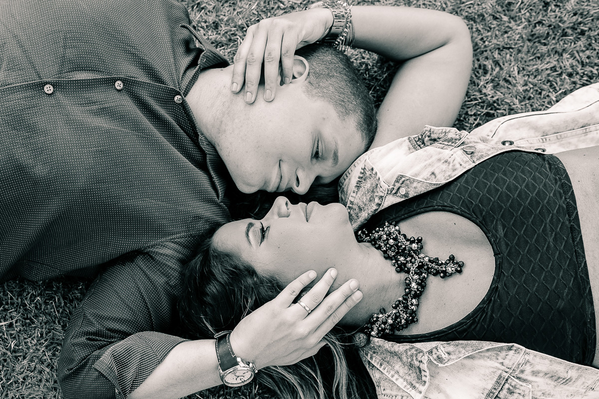 foto preto e branco casal rostos encostados