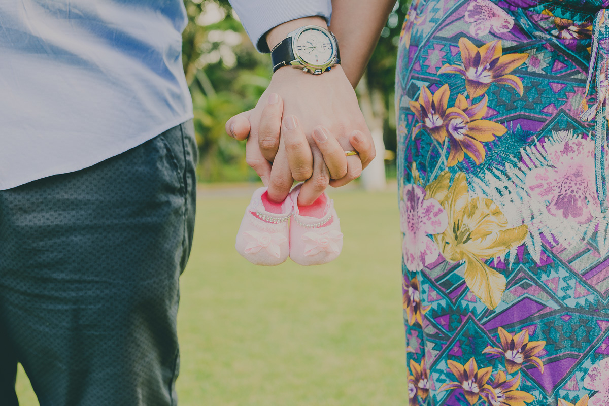 casal segurando sapatinho de bebê