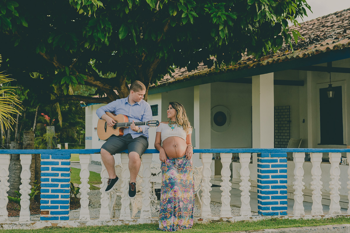 homem tocando violão para esposa