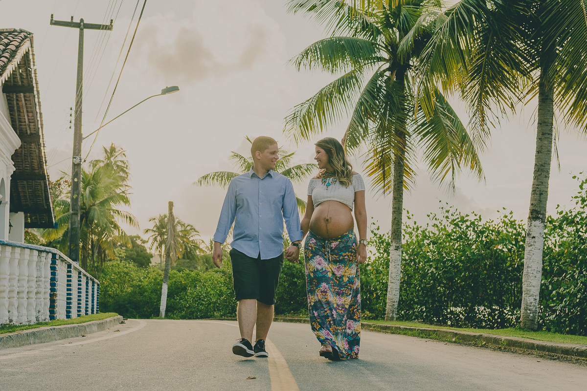 casal caminhando pela estrada