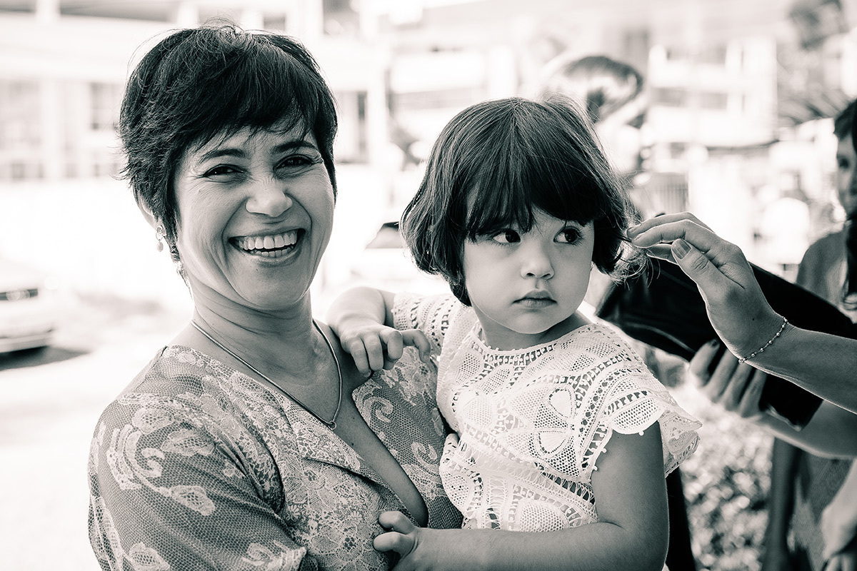 mãe sorrindo com filha no solo