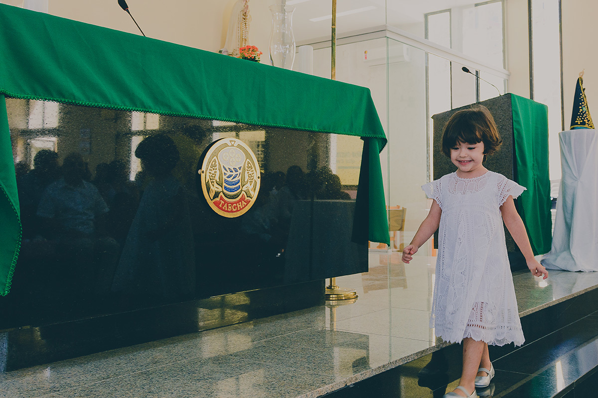menina na igreja