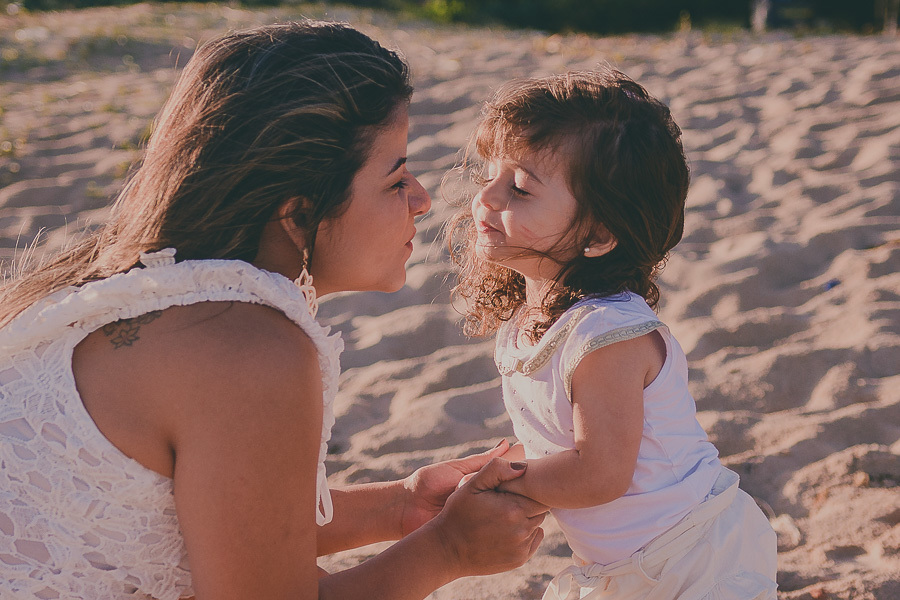 beijo mãe e filha fotografia familia