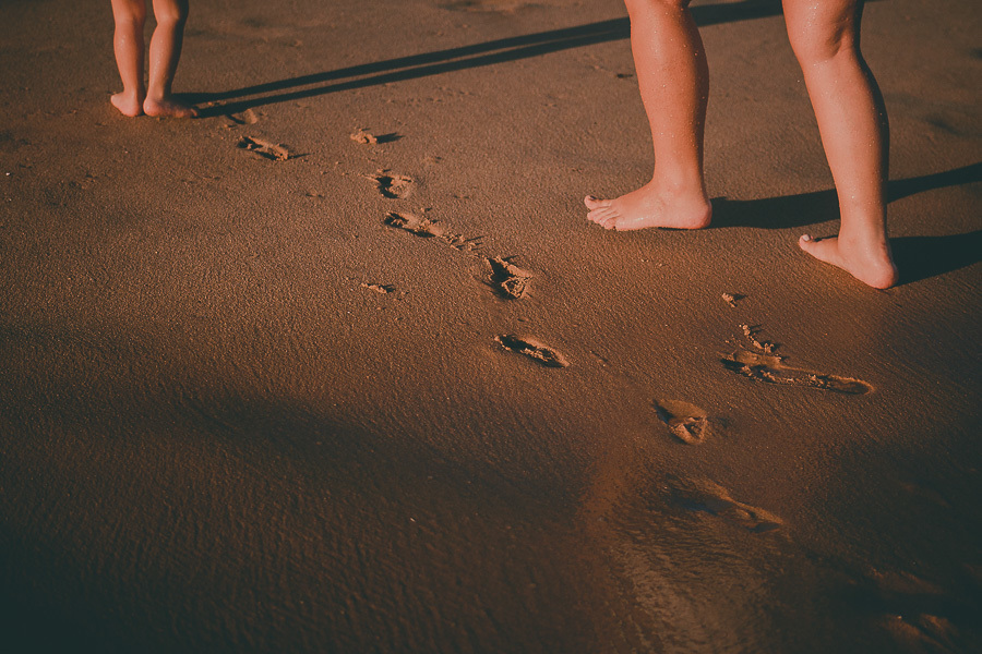 pegadas na areia da praia