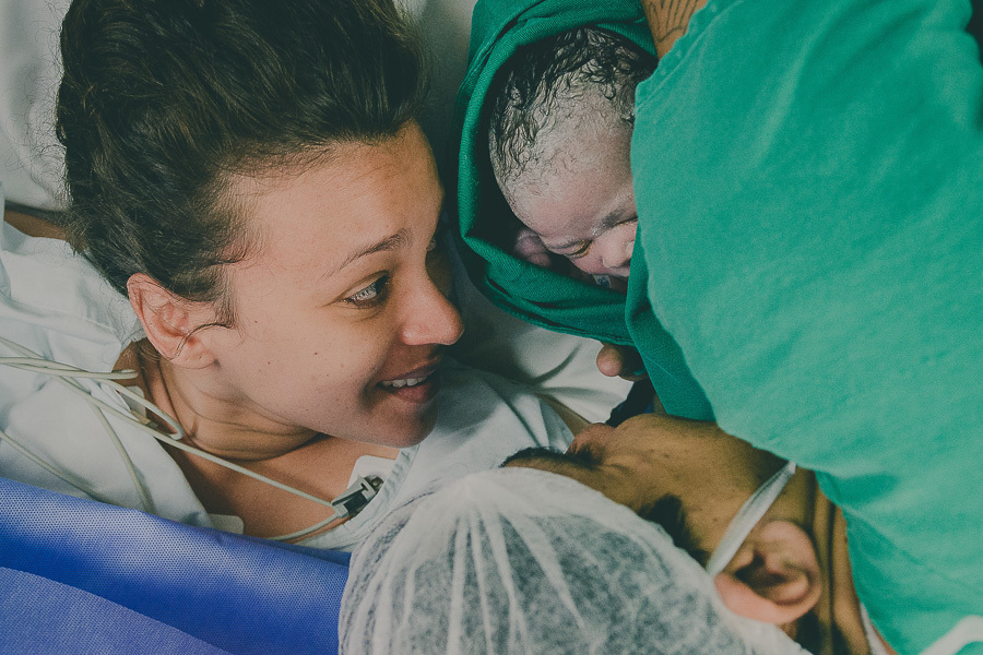 mãe vê filho pela primeira vez