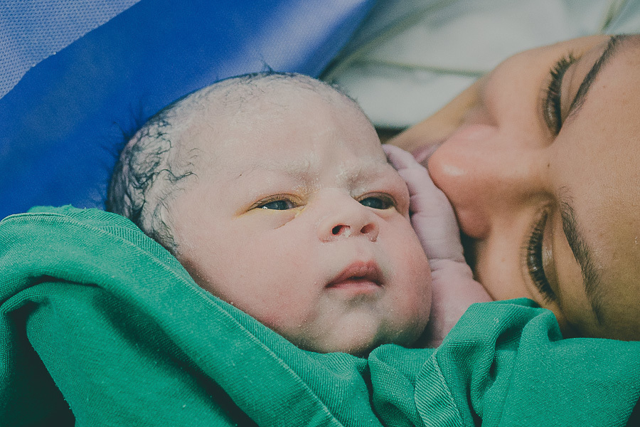 mãe beija filho pela primeira vez parto maceio