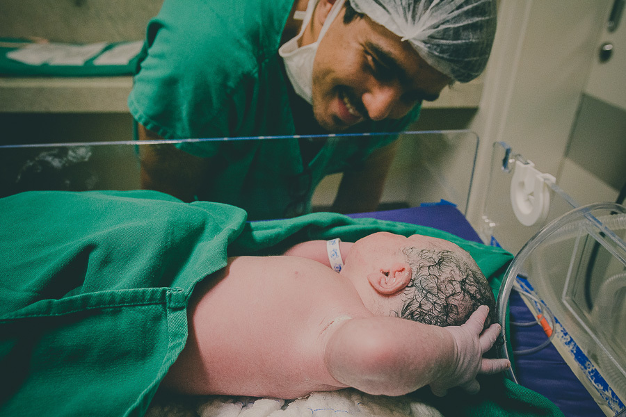 pai brinca com filho pela primeira vez