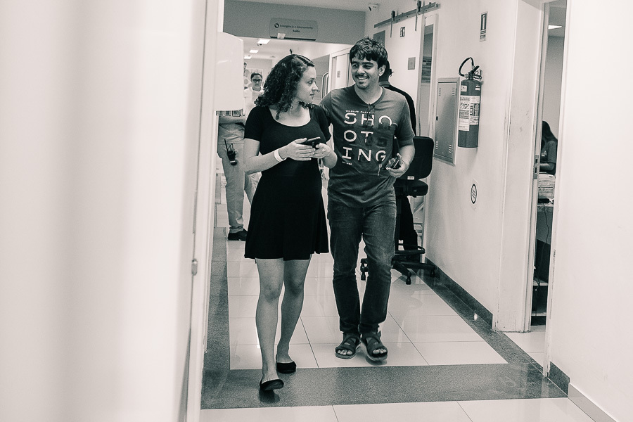 casal chegando maternidade