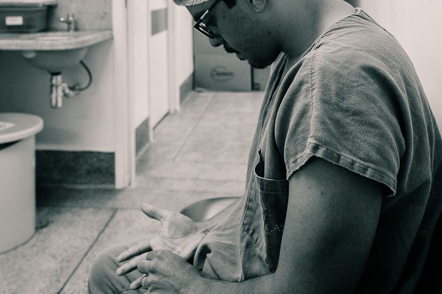 pai ansioso espera bebê