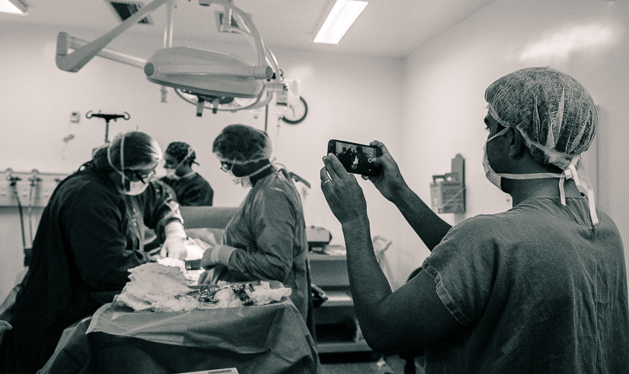 pai fotografa parto com celular