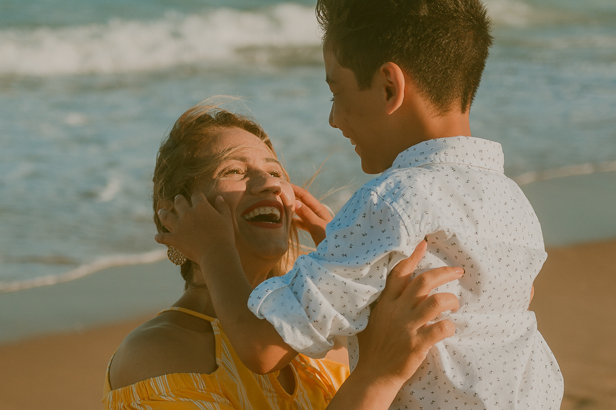 Ensaio fotográfico de família em praia de Maceió. Gabi Coêlho Fotografia. Fotógrafo Maceió. Ensaio Gestante