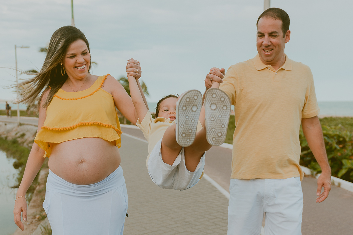 Ensaio fotográfico de família em praia de Maceió. Gabi Coêlho Fotografia. Fotógrafo Maceió. Ensaio Gestante