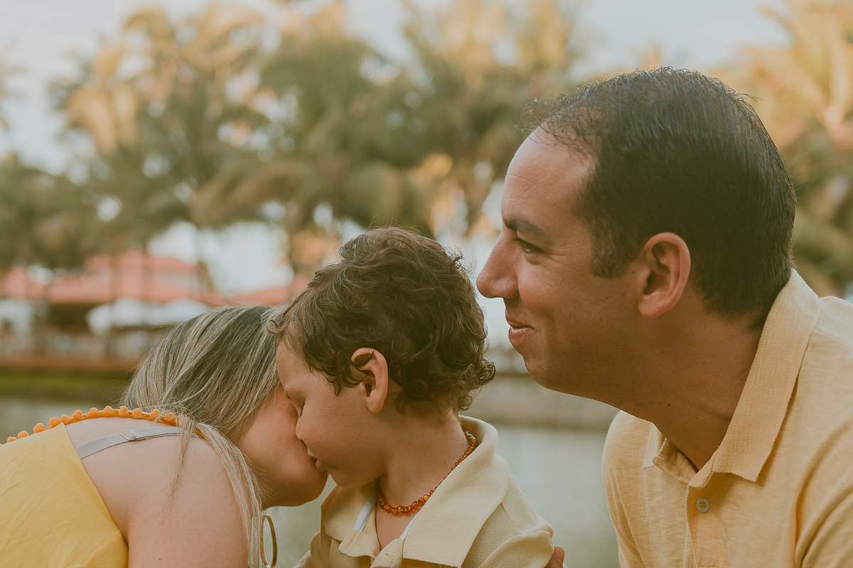 Ensaio fotográfico de família em praia de Maceió. Gabi Coêlho Fotografia. Fotógrafo Maceió. Ensaio Gestante