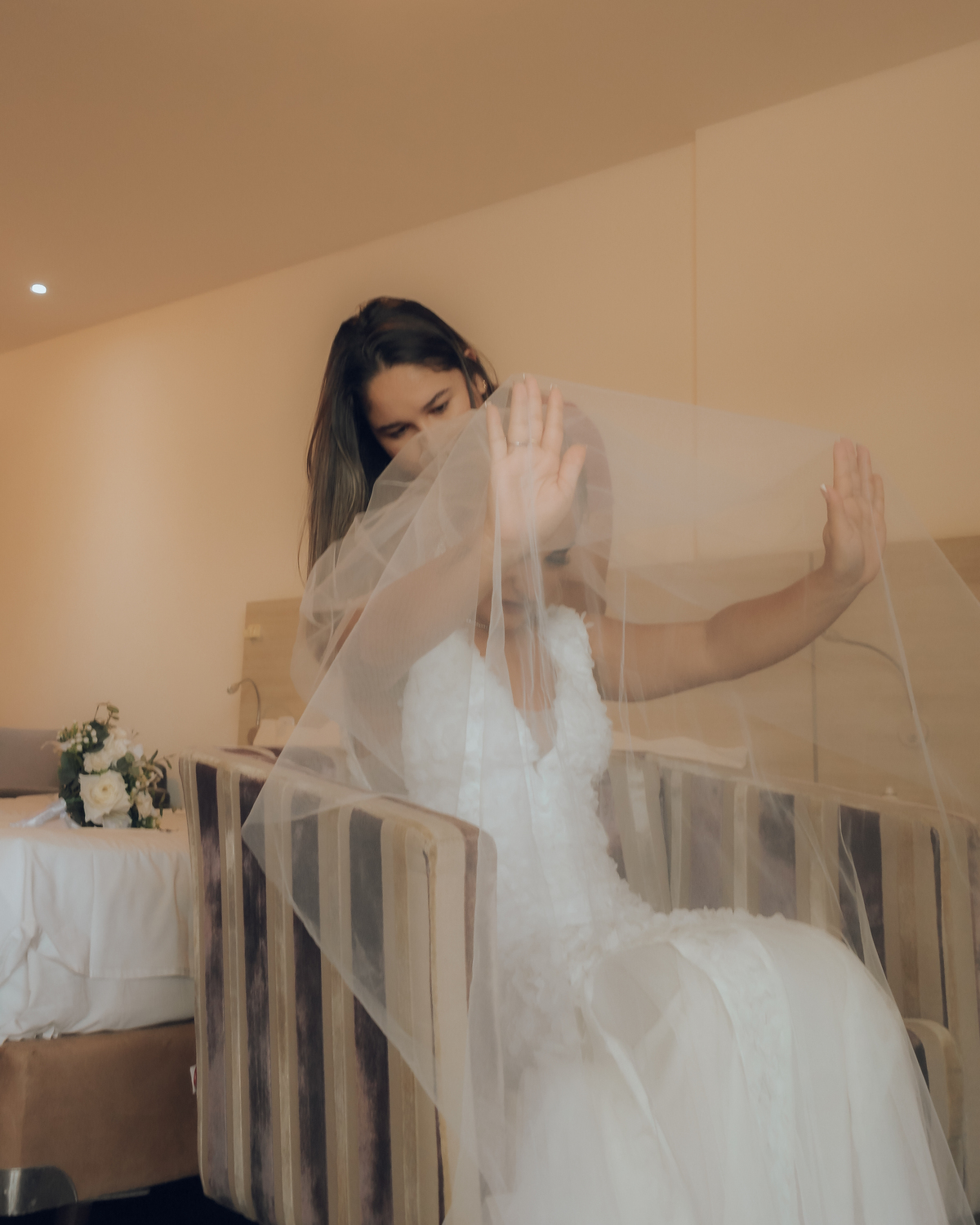 arrumando o véu da noiva