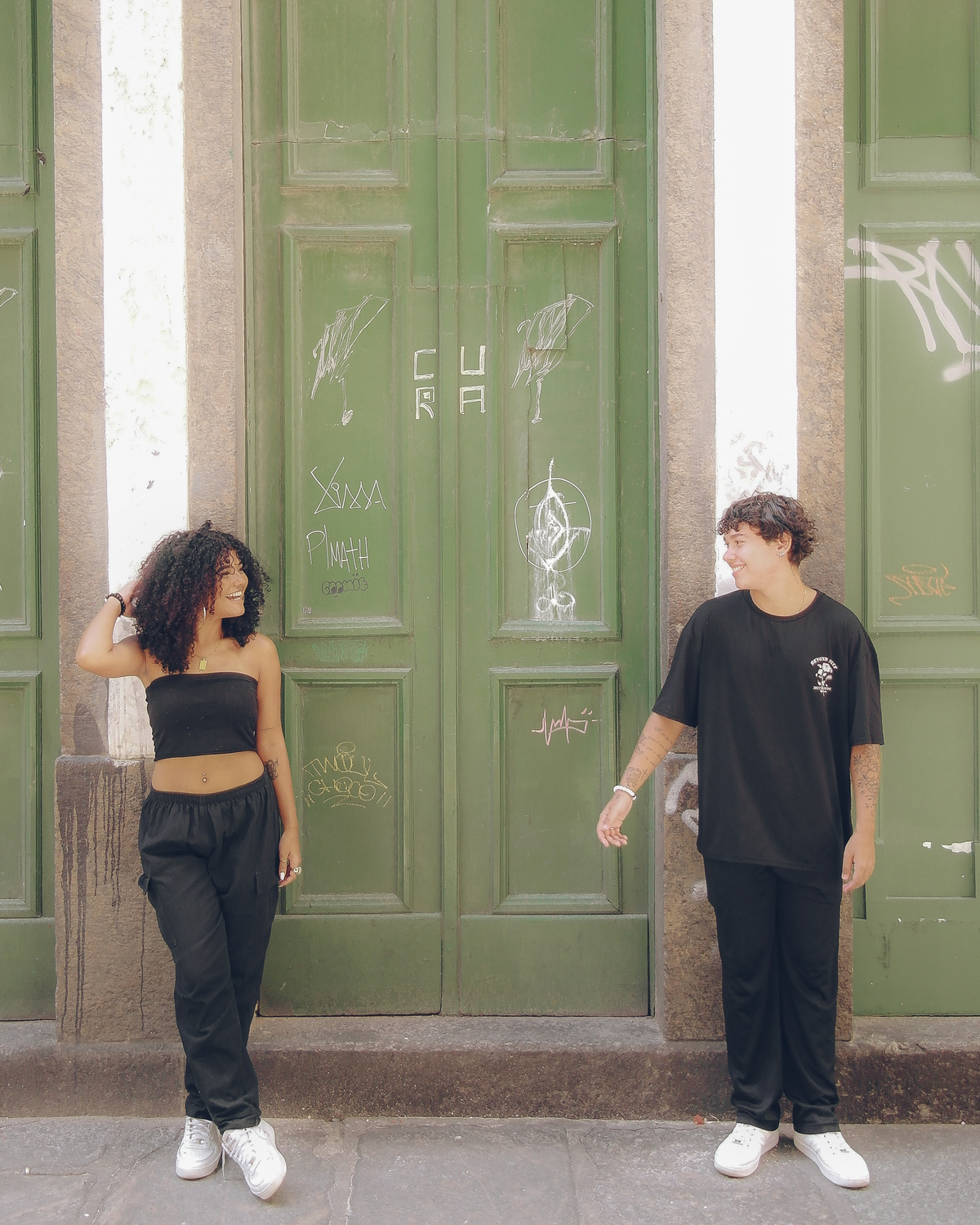 Casal encostado na parede