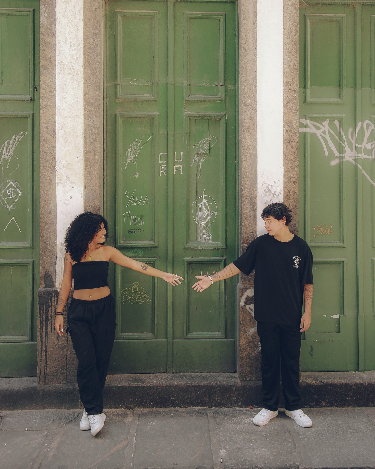 Casal dando as mãos