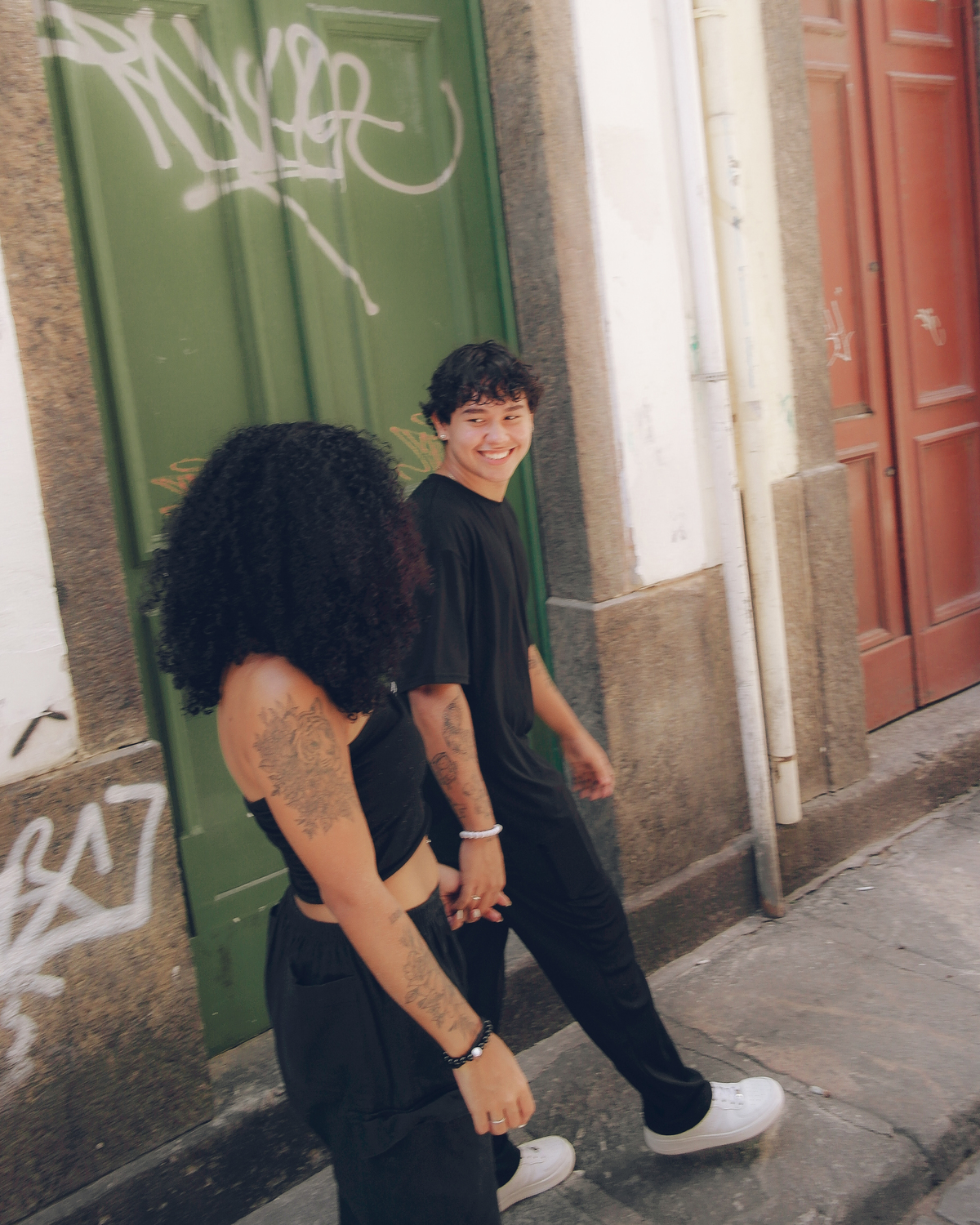 casal andando de mãos dadas