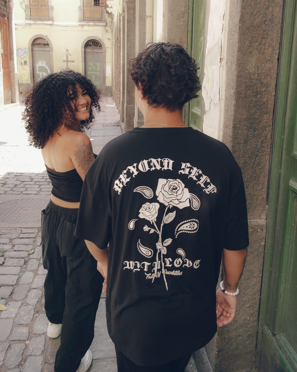 namorados andando nas rus do Rio