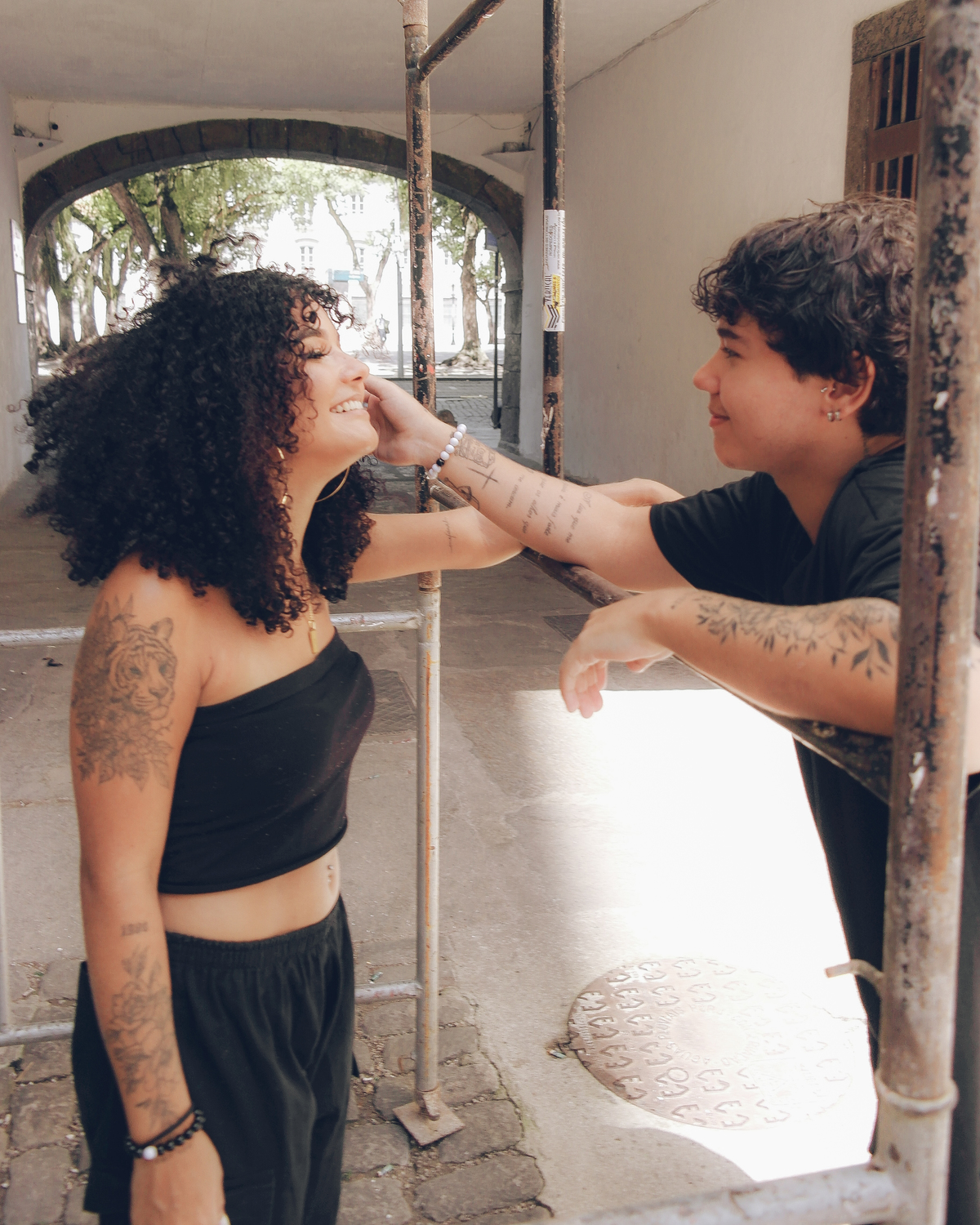 Acariciando o Rosto e sorrindo