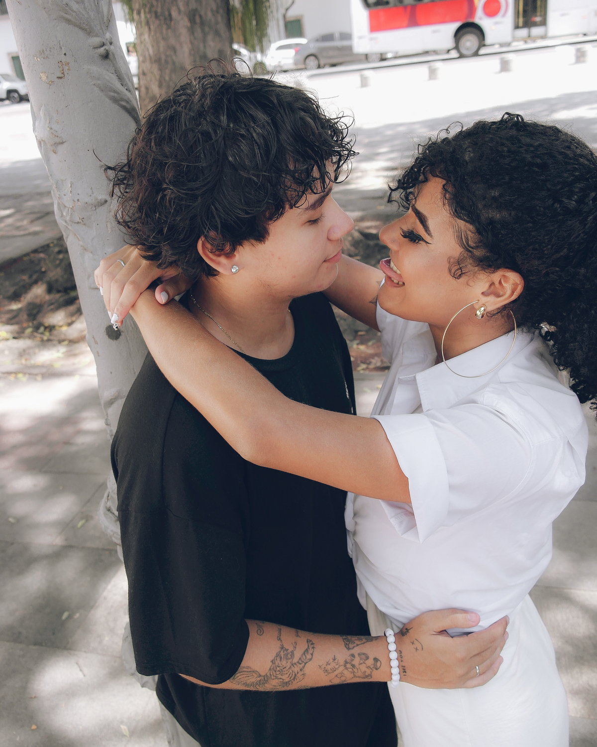 namorada mandando língua