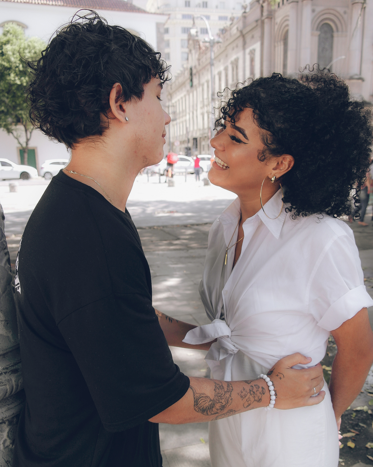 casal na cidade rindo