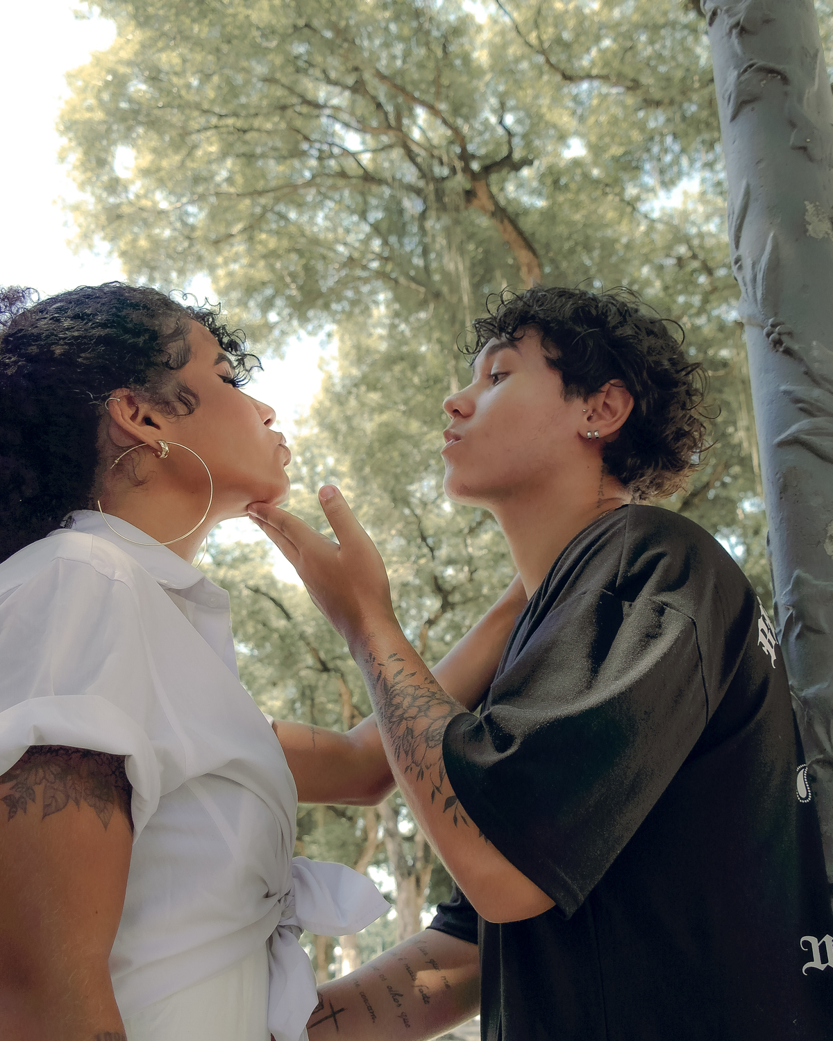 casal mandando beijo