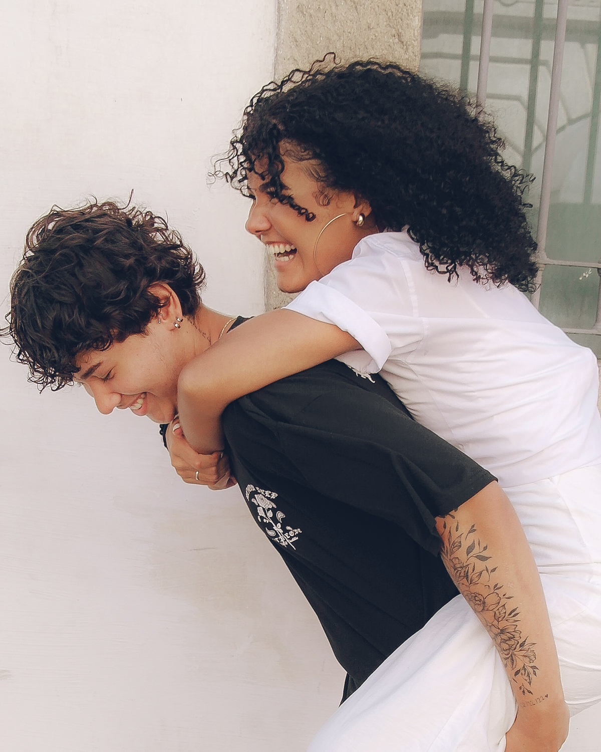 casal em cima do outro