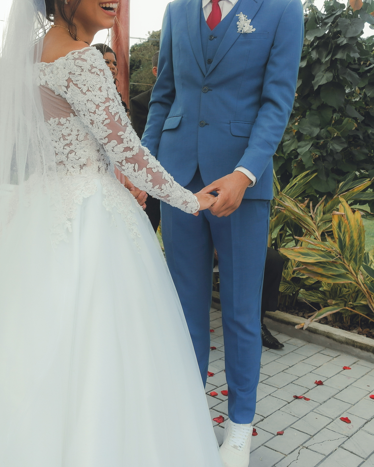 segurando a mão da noiva