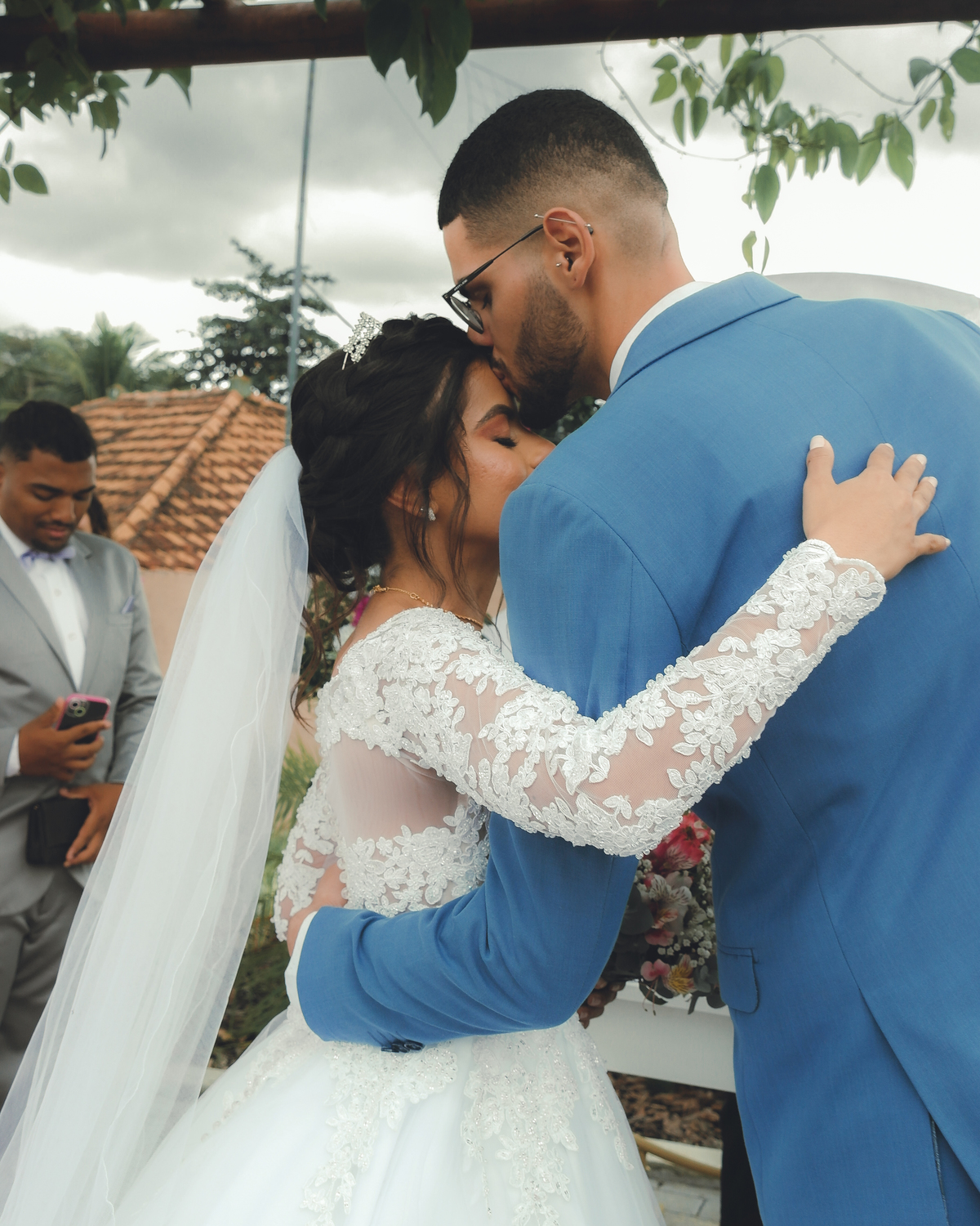 Beijando a testa da noiva