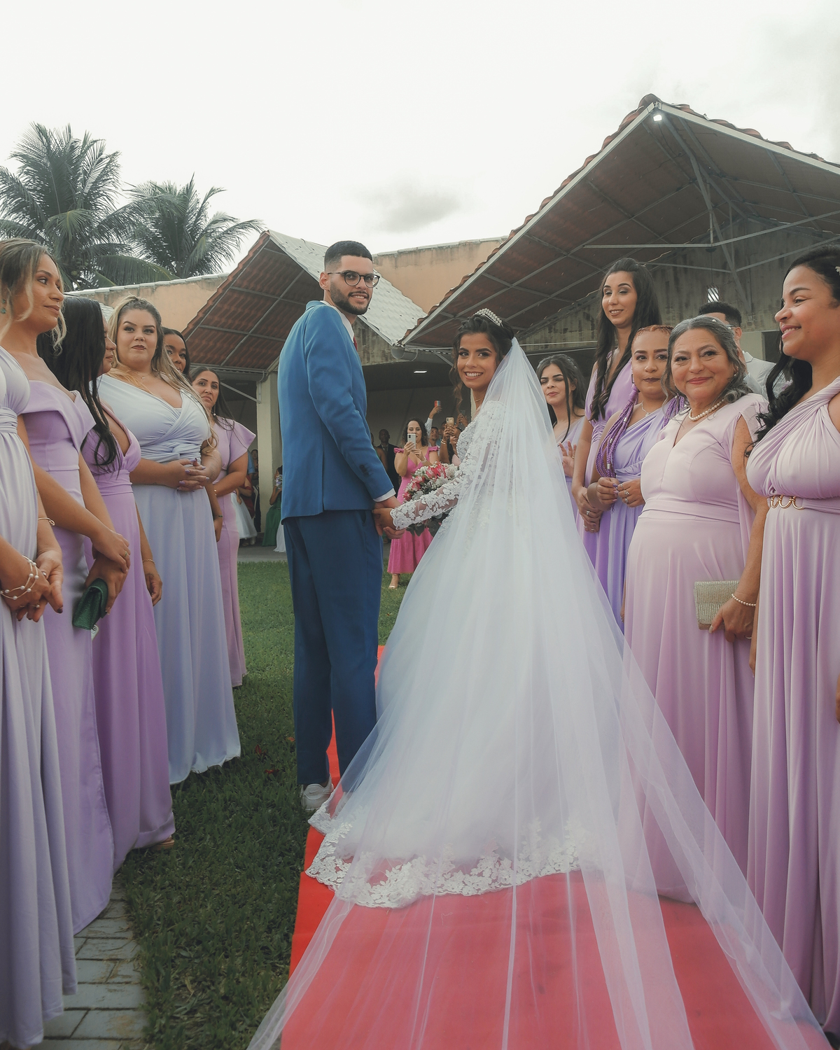 noivos olhando para trás