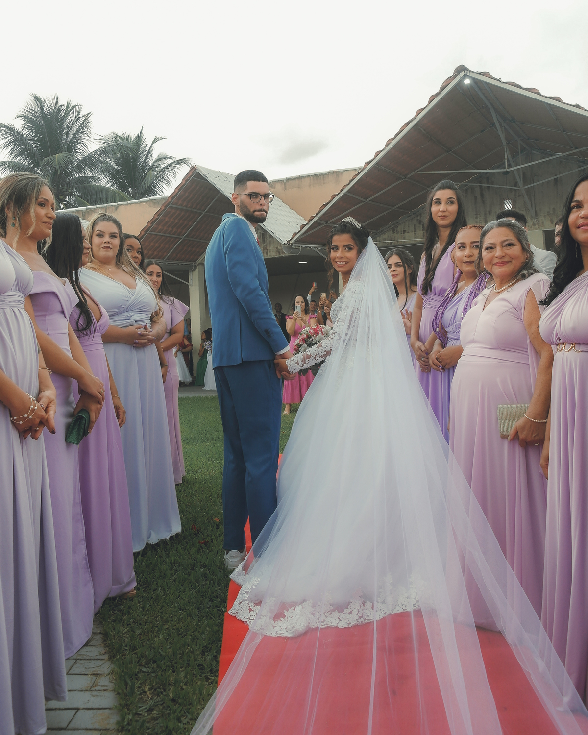noivos e madrinhas olhando para trás 