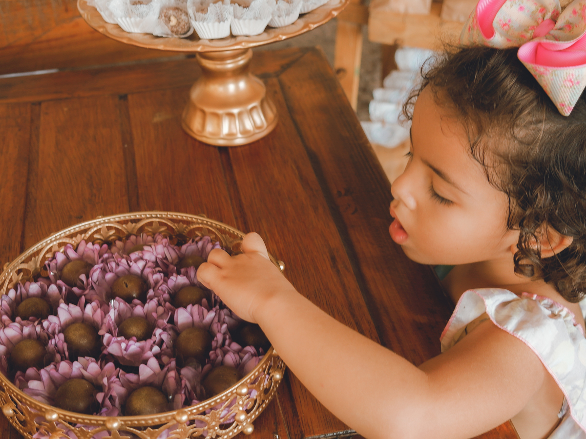 criança pegando docinho