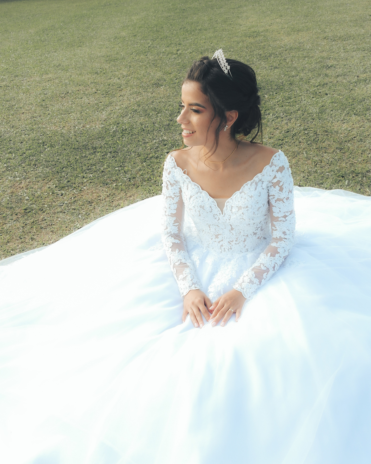 noiva sentada na grama