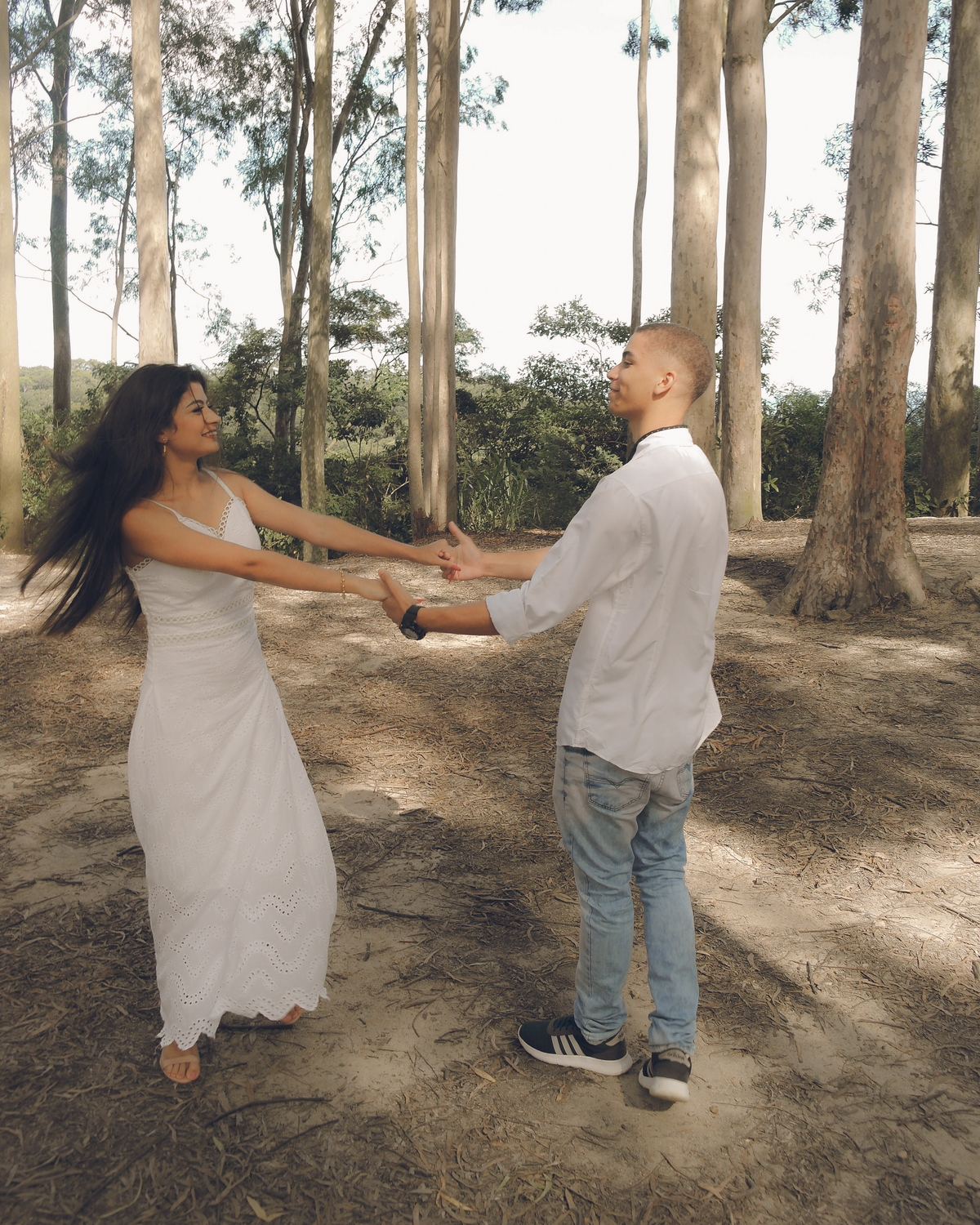 casal brincando no bosque