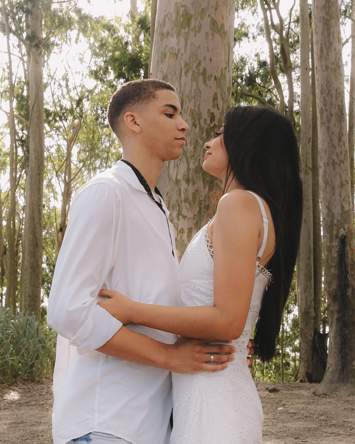 casal juntos na floresta