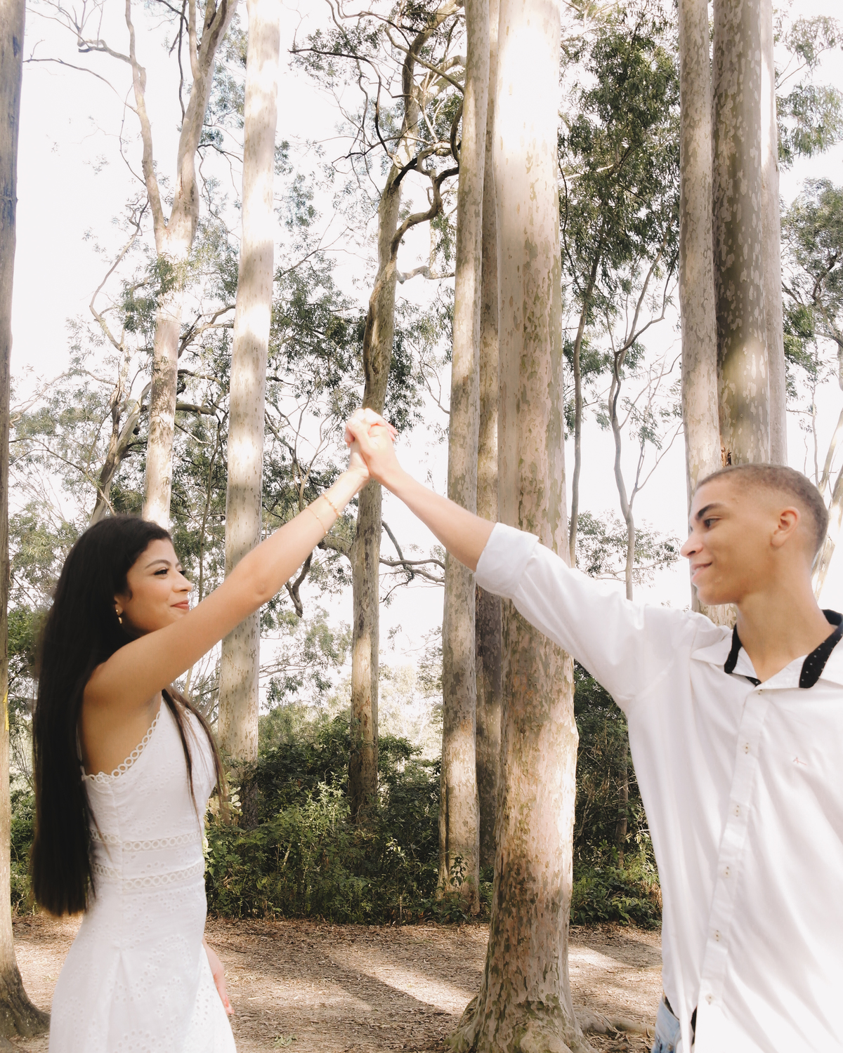 noivos mãos juntas na floresta